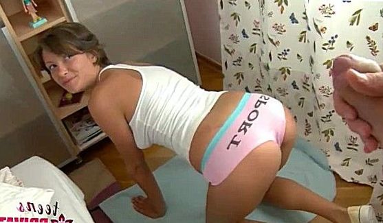 HD Порно: Молодая (18 лет) девушка мастурбирует в церкви, листая библию, порно видео