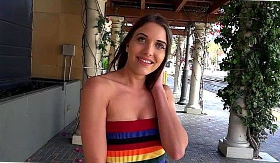 Молодая красотка любит гулять со своим парнем по ночам, а ещё она любит с ним трахаться в темном зимнем лесу и сосать его член, порно видео