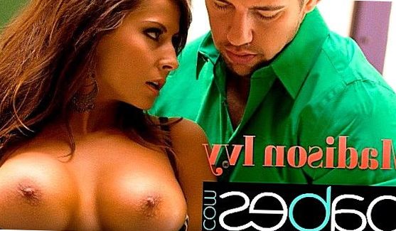 Brandi Love трахается в чулках на диване, порно видео