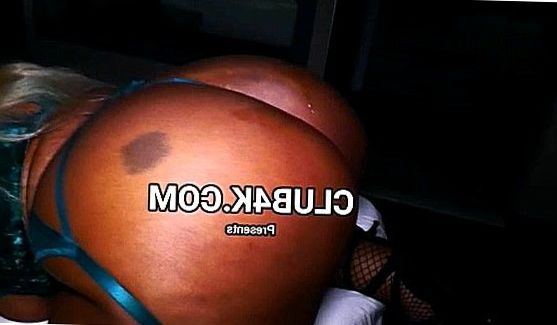 Мужик трахает бабу между сисек, порно видео