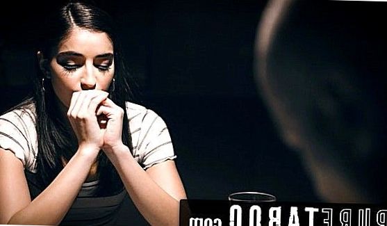 Британка целовалась со своим парнем, лежа в его объятиях на кровати, но вот их возбуждение достигло пика и они решили приступить к жаркому сексу, порно видео