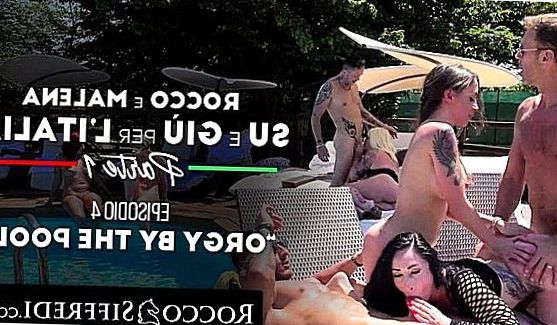 Молодая (18 лет) шлюшка долбит свою киску крупным планом, порно видео